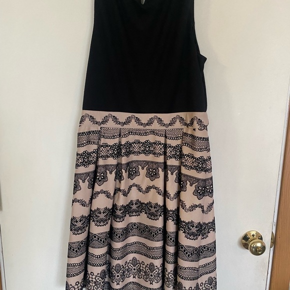 Elle ladies size 10 two-tone dress black at the top that is stretchy - Picture 5 of 5